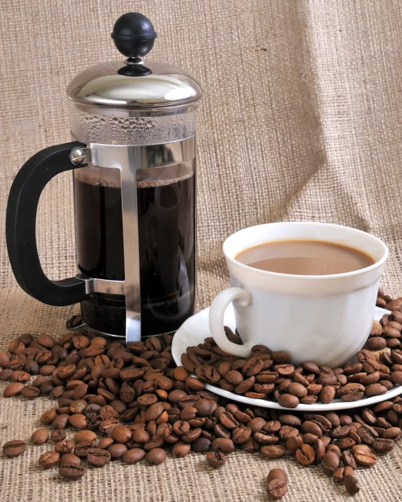 French press ile kahve demleme hazırlığı